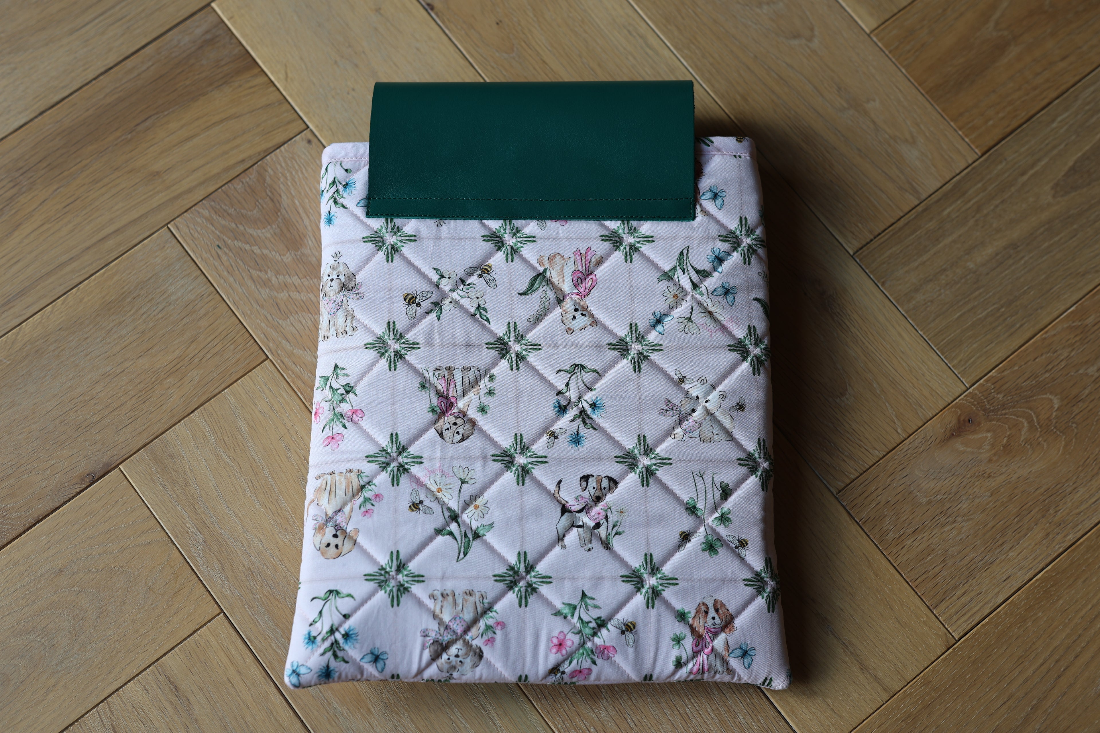 Housse pour livre et liseuse L’Écrin des Mots en coton imprimé rose motif chiens, dos