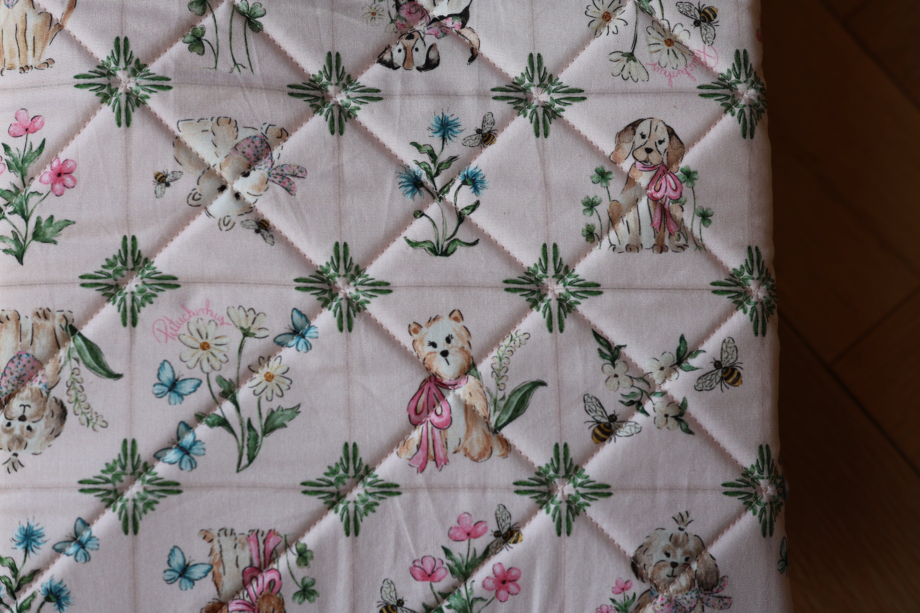 Housse pour livre et liseuse L’Écrin des Mots en coton imprimé rose motif chiens, détail motif