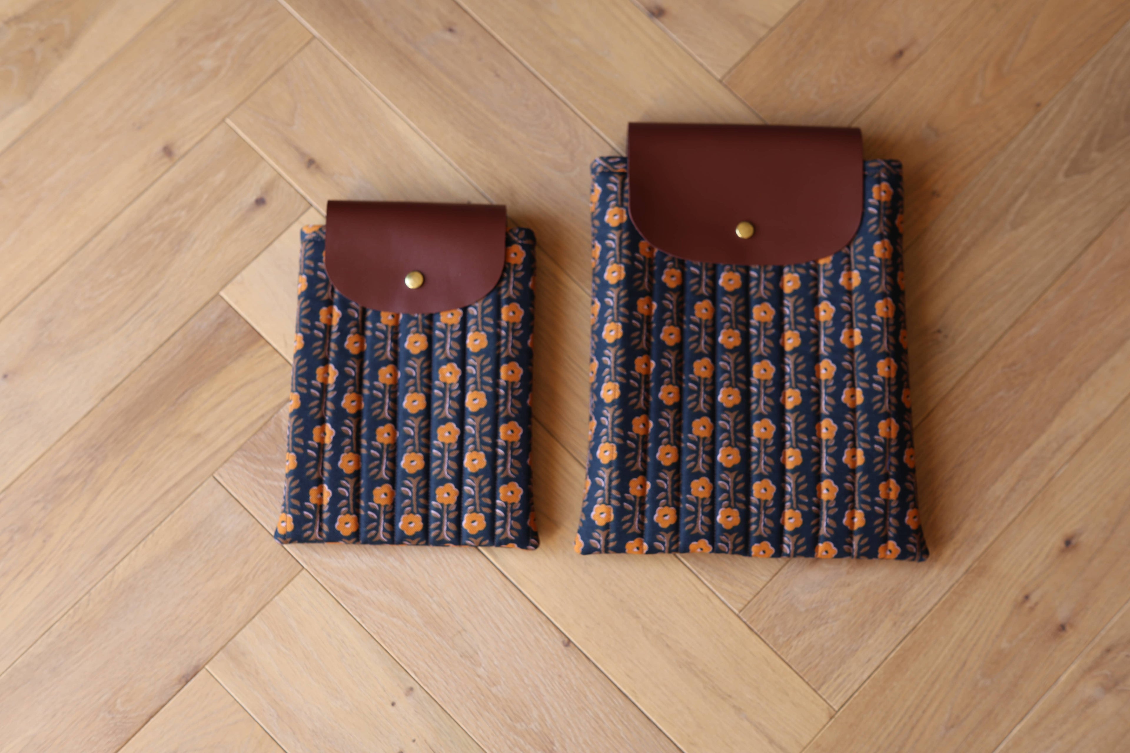Housse pour livre et liseuse L’Écrin des Mots en coton motif indien et cuir, deux tailles