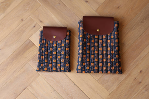 Housse pour livre et liseuse L’Écrin des Mots en coton motif indien et cuir, deux tailles
