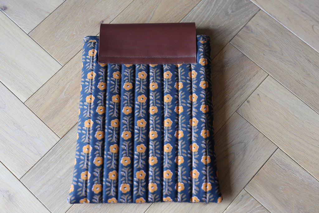 Housse pour livre et liseuse L’Écrin des Mots en coton motif indien et cuir, dos
