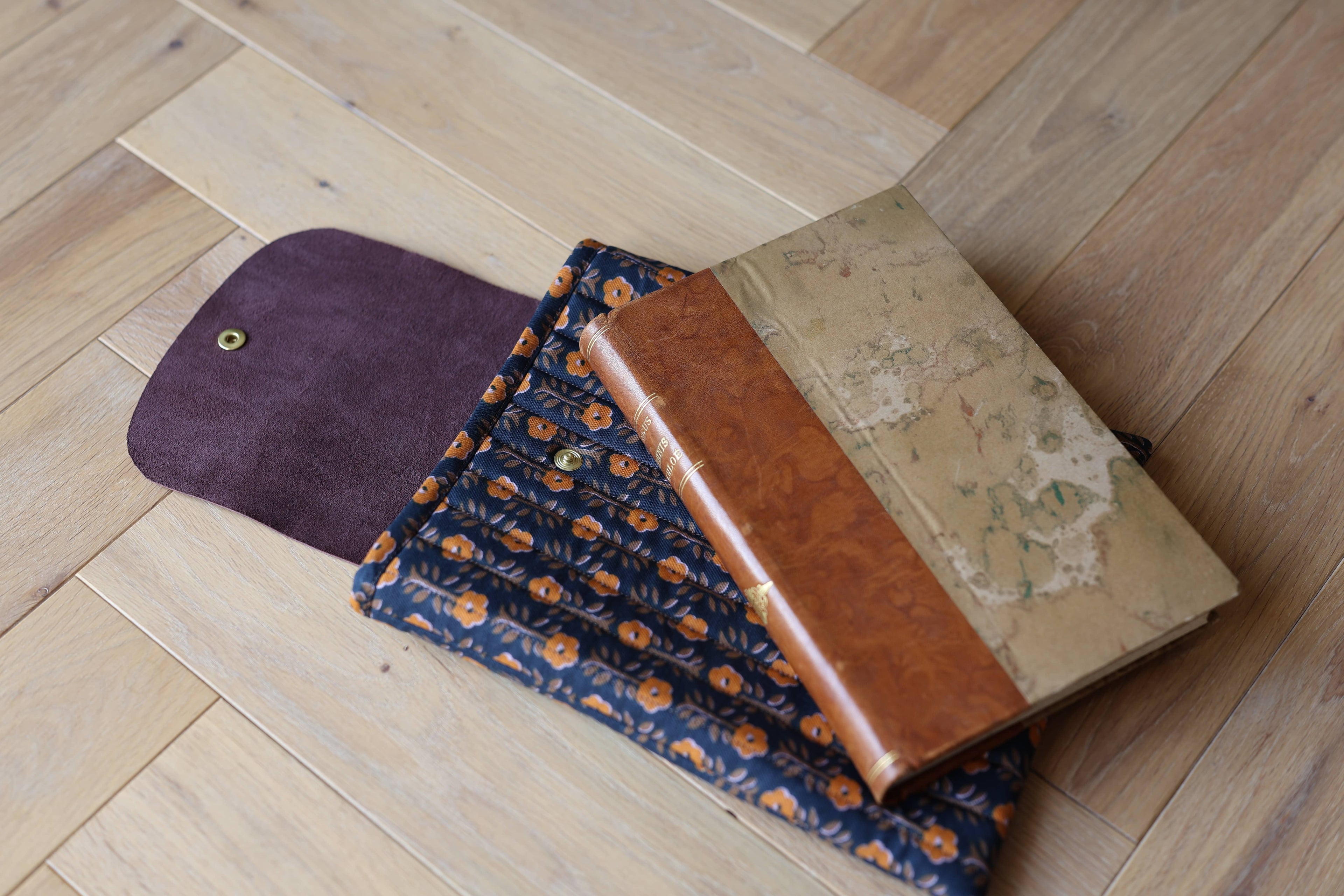 Housse pour livre et liseuse L’Écrin des Mots en coton motif indien et cuir, lecture
