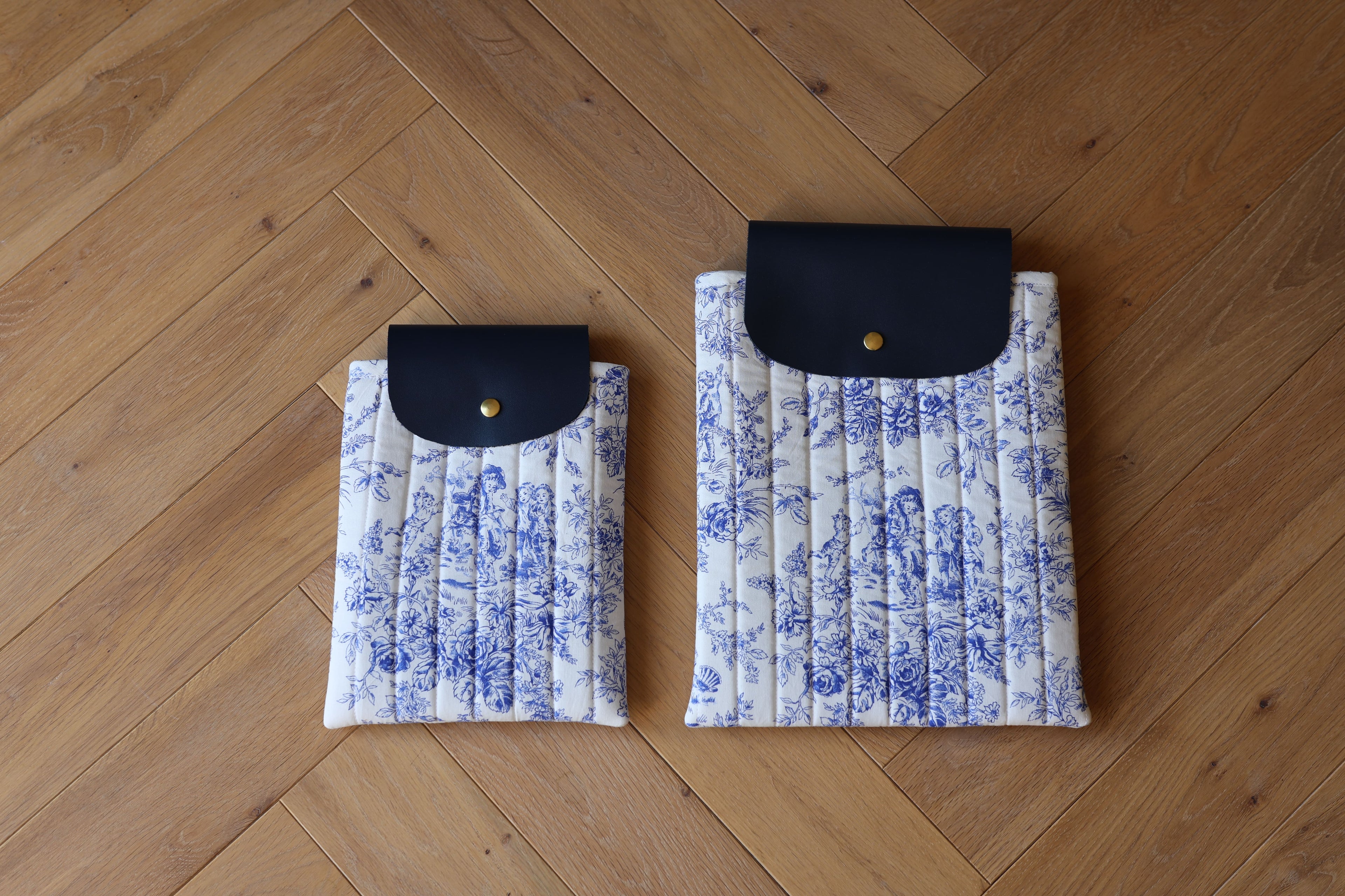 Housse pour livre et liseuse L’Écrin des Mots en toile de Jouy bleue et cuir, deux tailles