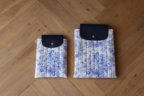 Housse pour livre et liseuse L’Écrin des Mots en toile de Jouy bleue et cuir, deux tailles