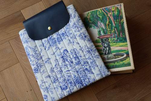 Housse pour livre et liseuse L’Écrin des Mots en toile de Jouy bleue et cuir, lecture