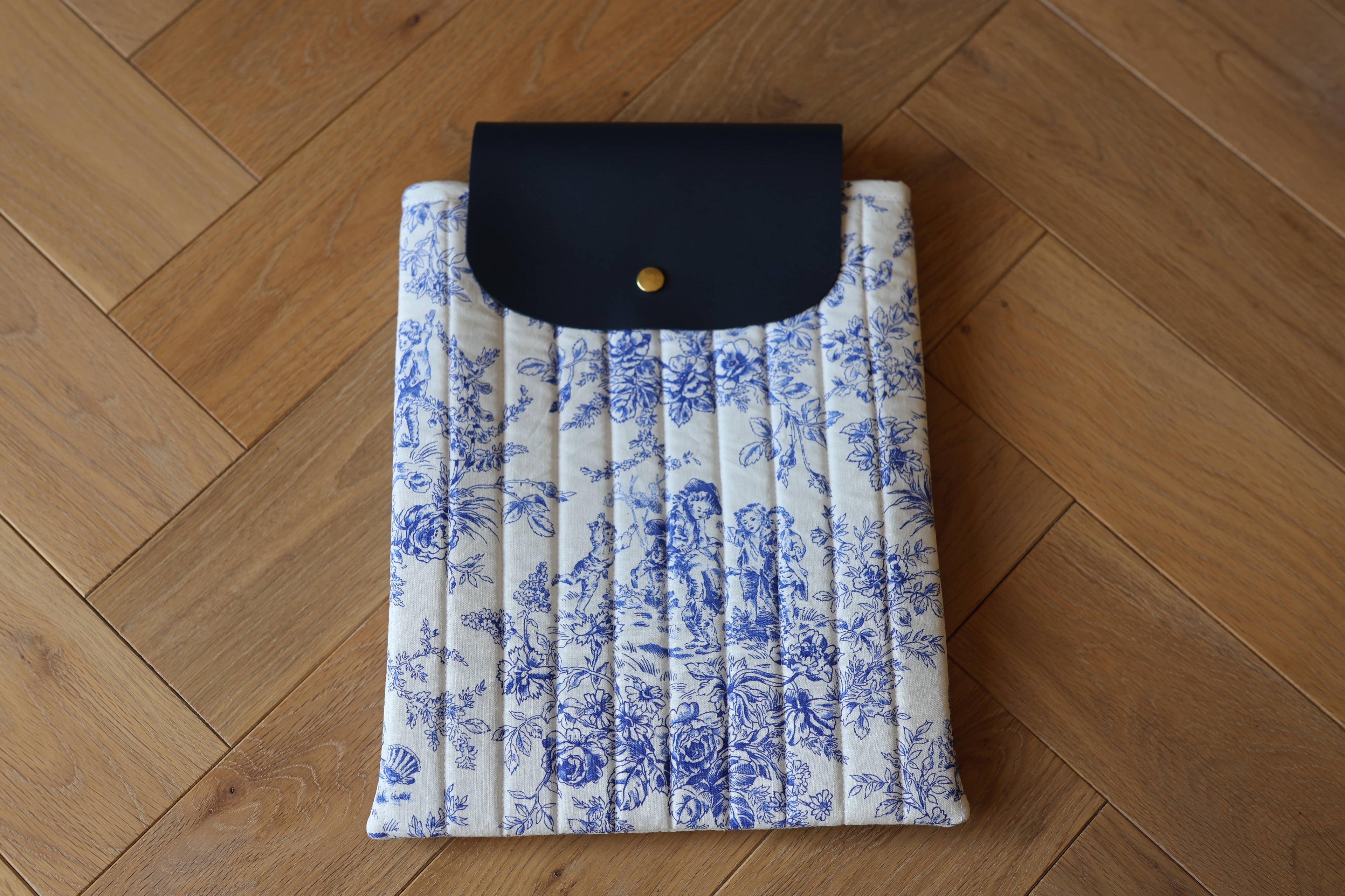 Housse pour livre et liseuse L’Écrin des Mots en toile de Jouy bleue et cuir, face