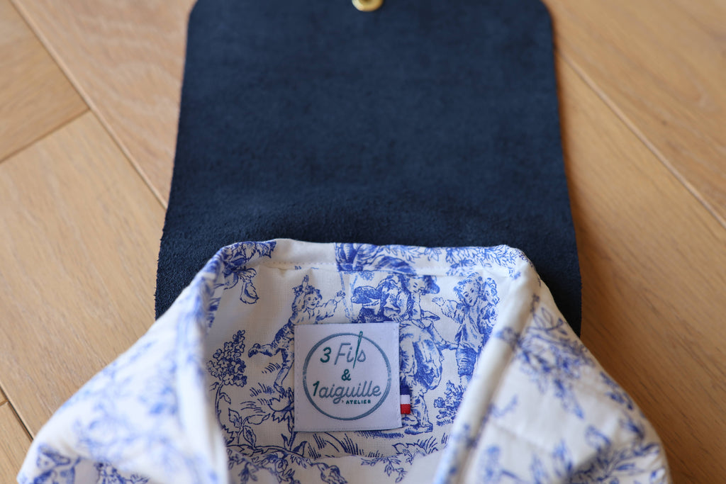 Housse pour livre et liseuse L’Écrin des Mots en toile de Jouy bleue et cuir, intérieur
