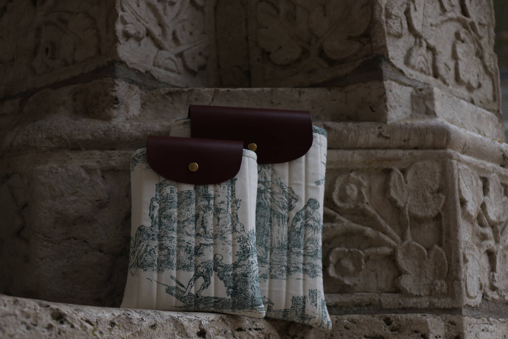 Housse pour livre et liseuse L’Écrin des Mots en toile de Jouy verte et cuir, cathédrale de chartres