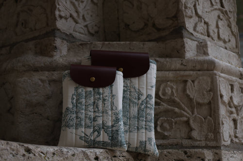 Housse pour livre et liseuse L’Écrin des Mots en toile de Jouy verte et cuir, cathédrale de chartres