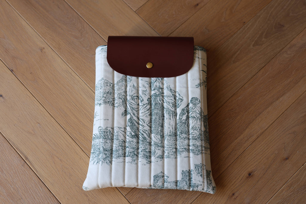 Housse pour livre et liseuse L’Écrin des Mots en toile de Jouy verte et cuir, face