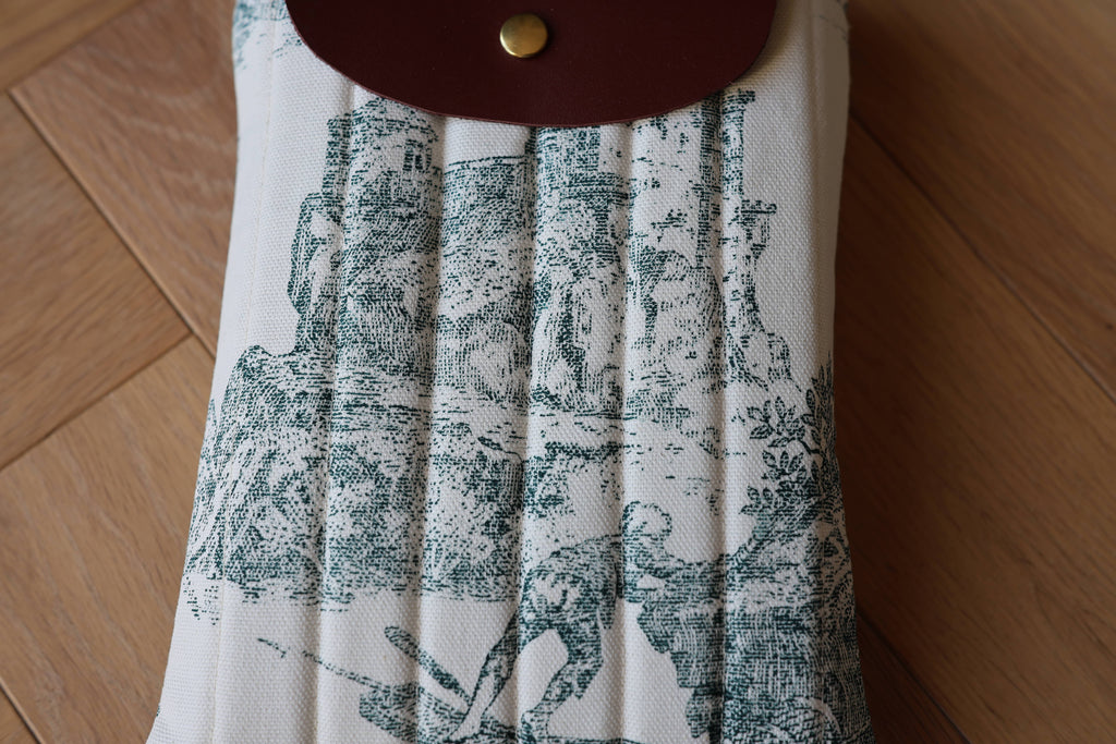 Housse pour livre et liseuse L’Écrin des Mots en toile de Jouy verte et cuir, détail motif