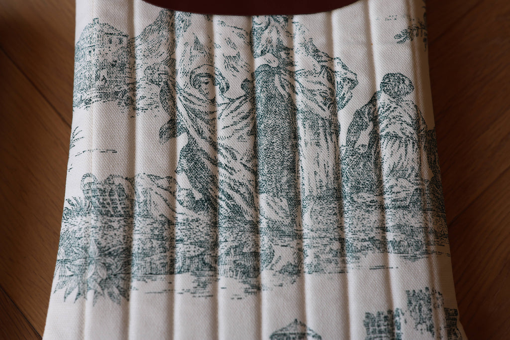 Housse pour livre et liseuse L’Écrin des Mots en toile de Jouy verte et cuir, détail motif