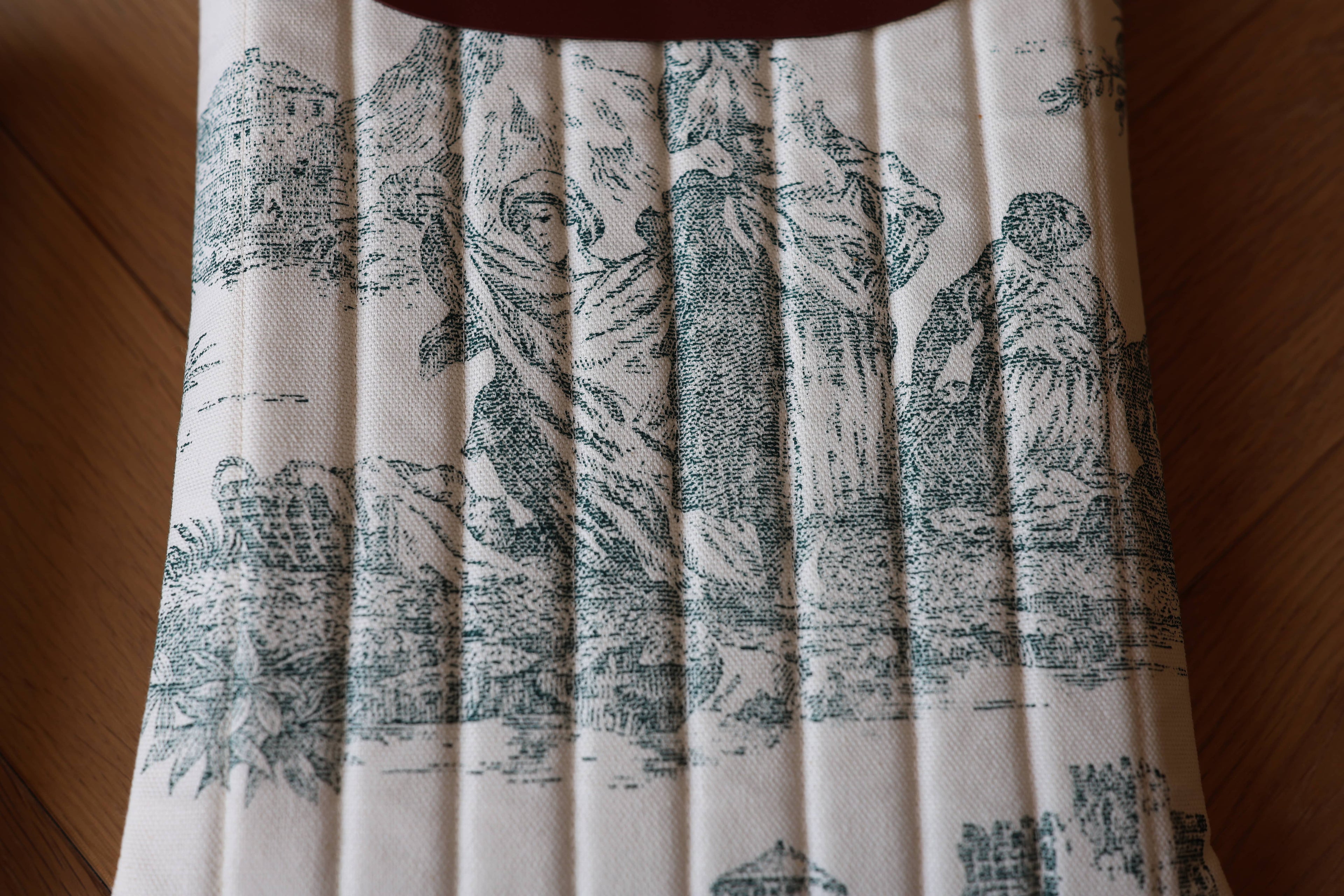 Housse pour livre et liseuse L’Écrin des Mots en toile de Jouy verte et cuir, détail motif