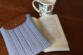 Housse pour livre et liseuse L’Écrin des Mots en coton vichy bleu et cuir, lecture