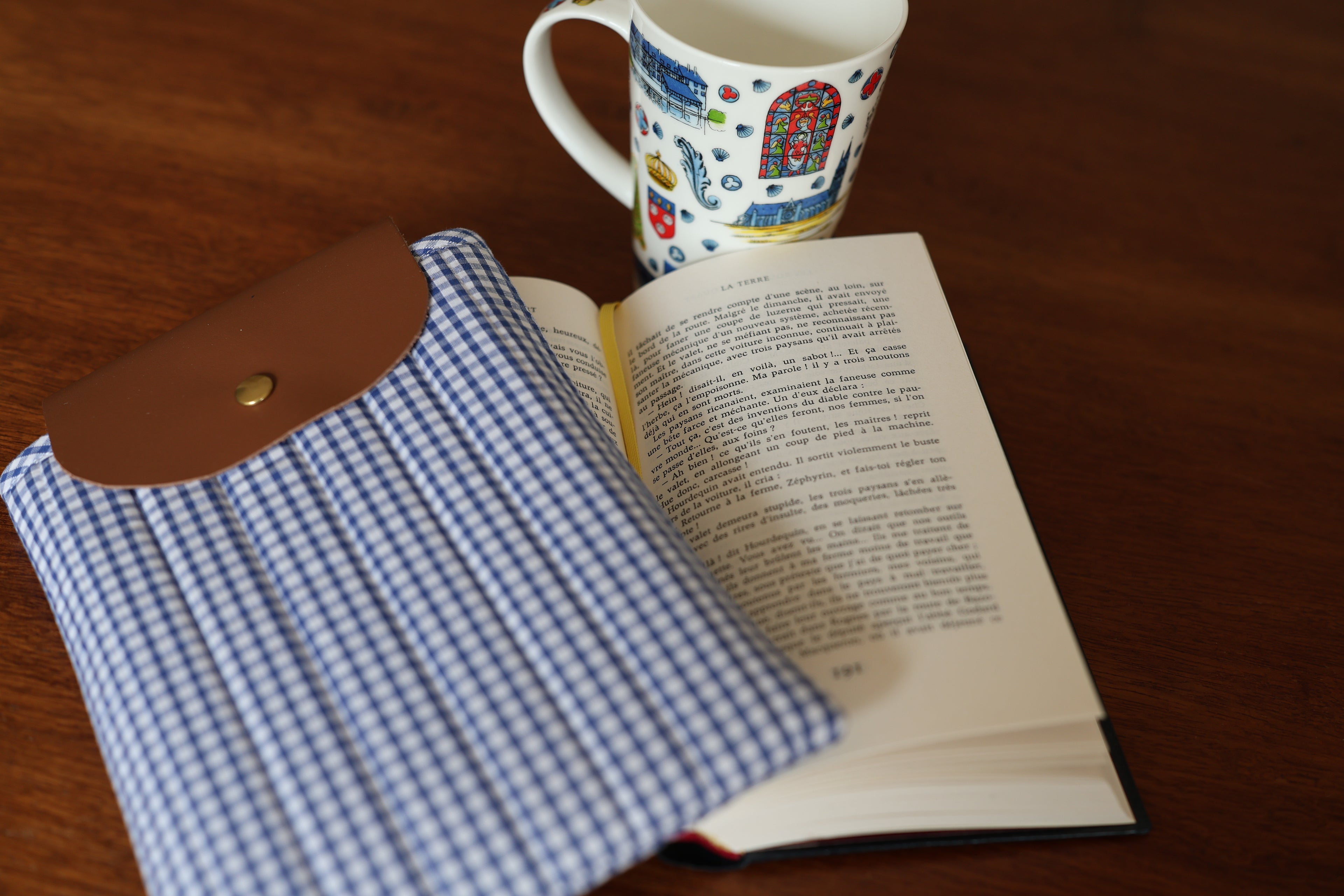 Housse pour livre et liseuse L’Écrin des Mots en coton vichy bleu et cuir, lecture
