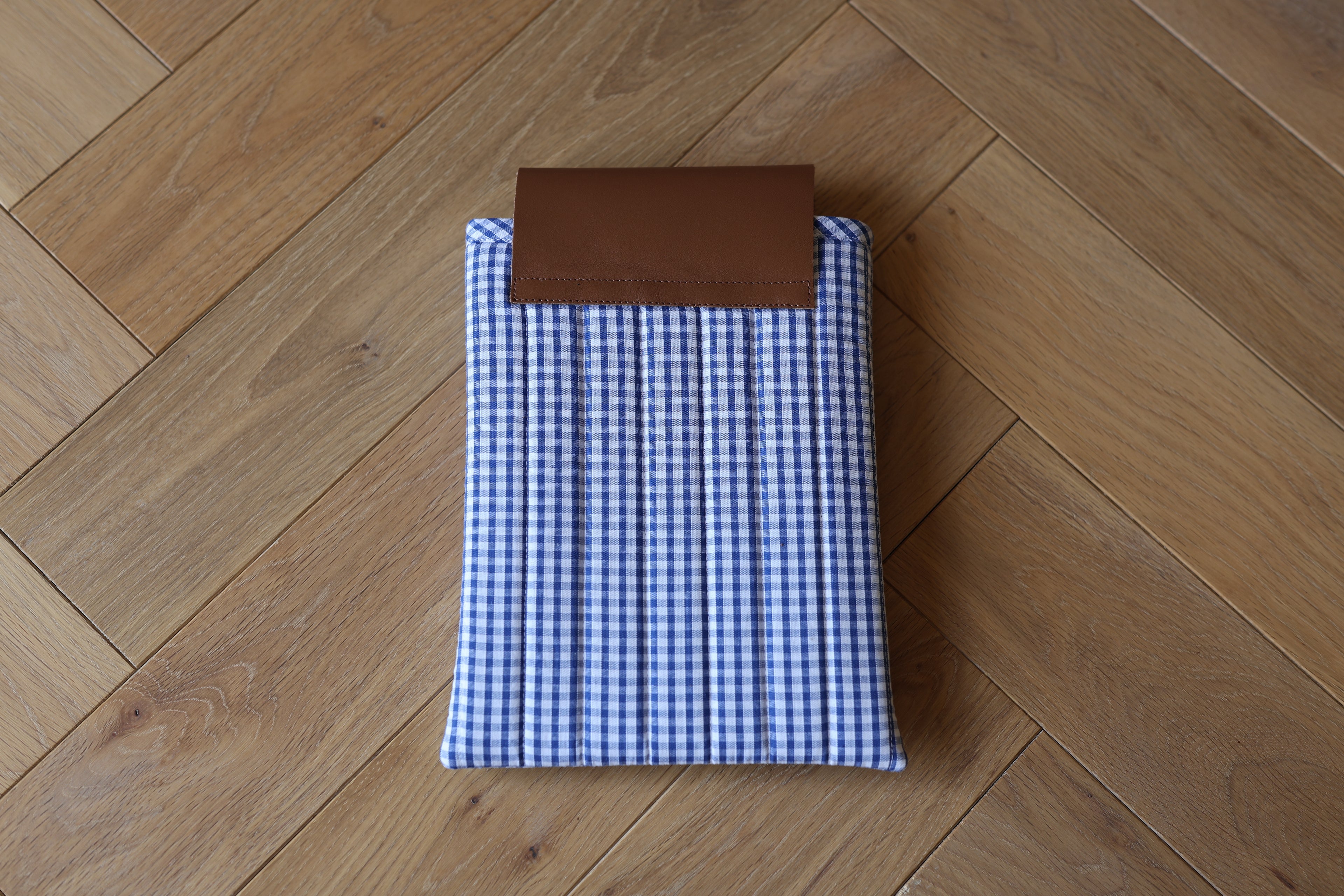 Housse pour livre et liseuse L’Écrin des Mots en coton vichy bleu et cuir, dos