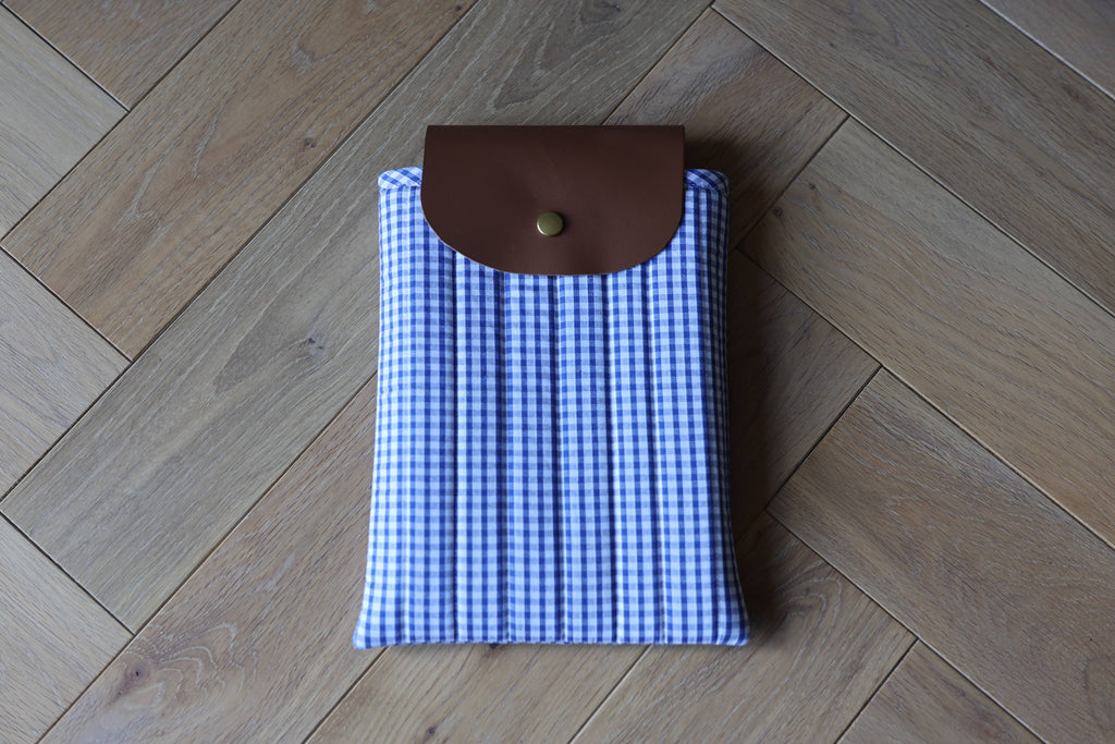 Housse pour livre et liseuse L’Écrin des Mots en coton vichy bleu et cuir, face