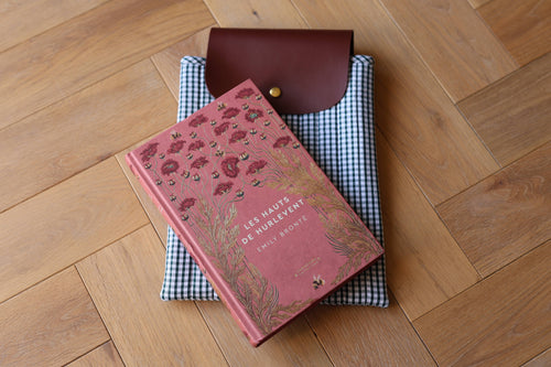 Housse pour livre et liseuse L’Écrin des Mots en coton vichy vert et cuir, lecture