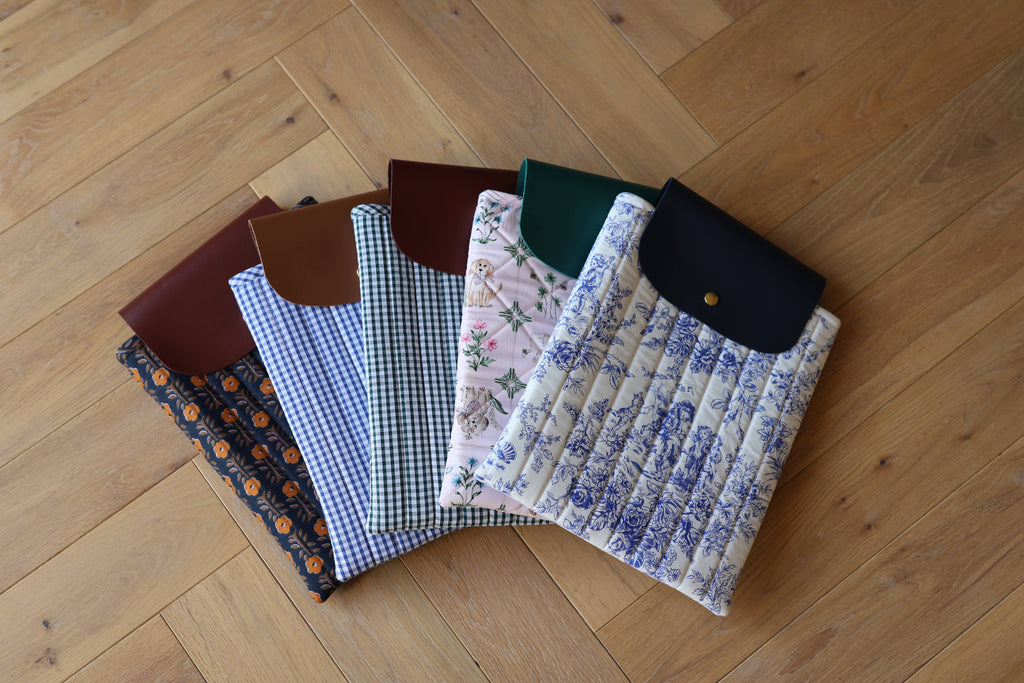 Housse pour livre et liseuse L’Écrin des Mots en toile de Jouy verte et cuir, ensemble des modèles