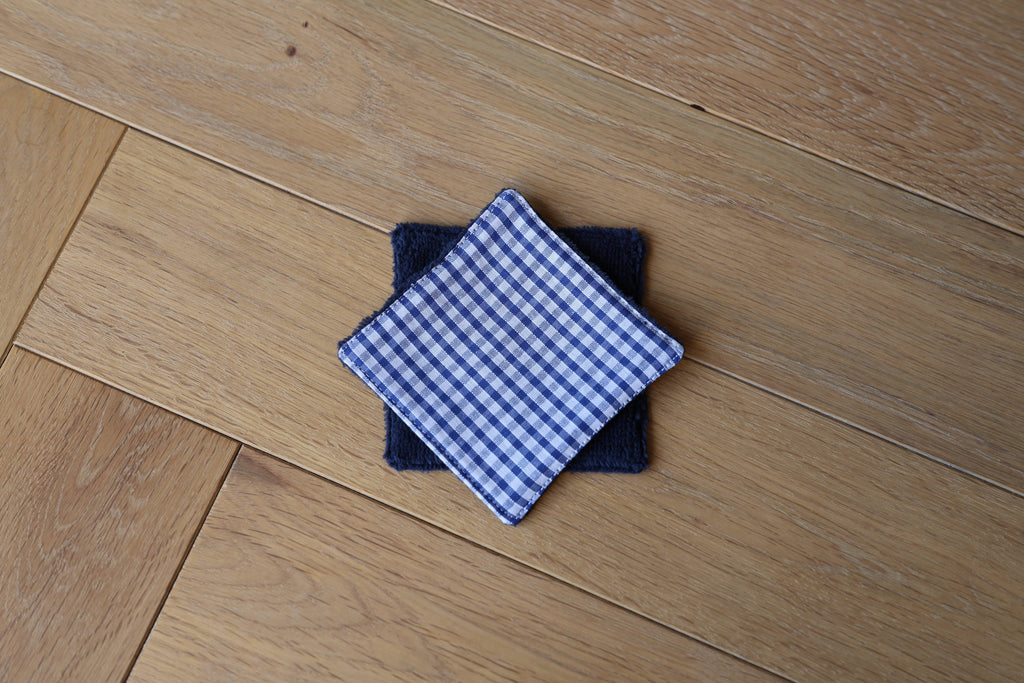 Ensemble Aurore avec 14 lingettes lavables et panier assorti en coton vichy bleu, recto