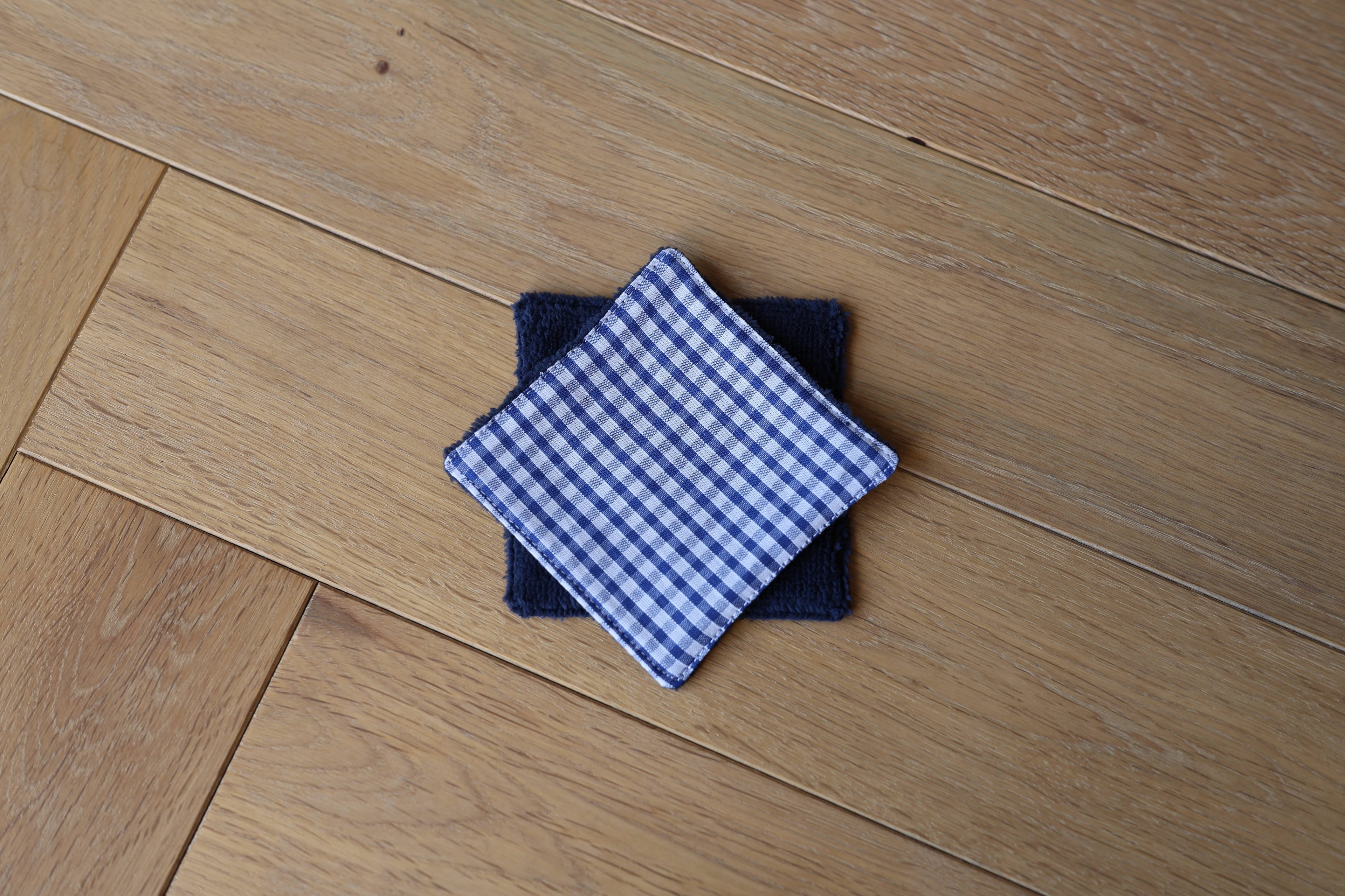 Ensemble Aurore avec 14 lingettes lavables et panier assorti en coton vichy bleu, recto