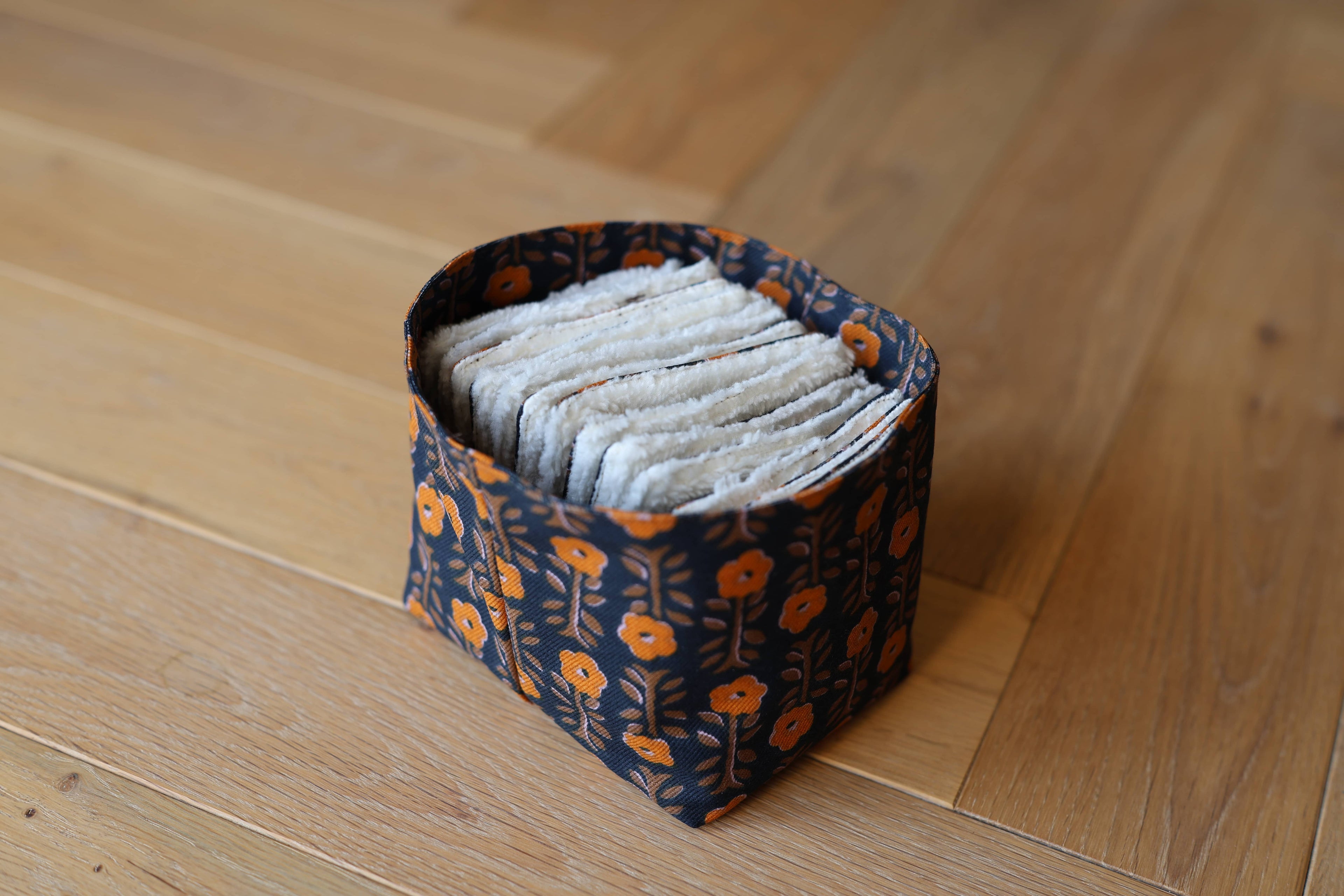 Ensemble Aurore avec 14 lingettes lavables et panier assorti en coton motif indien, panier intérieur
