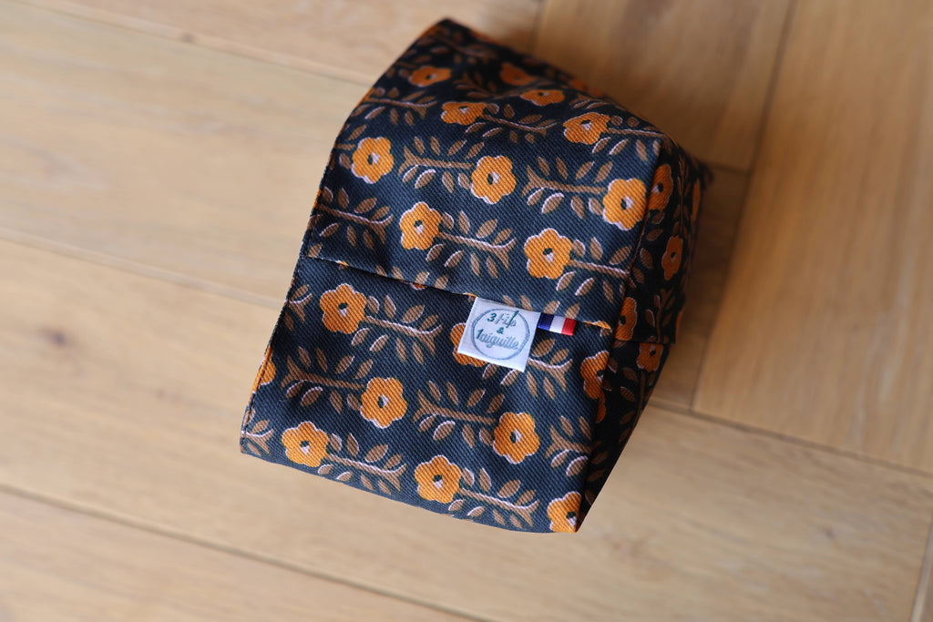 Ensemble Aurore avec 14 lingettes lavables et panier assorti en coton motif indien, détail étiquette