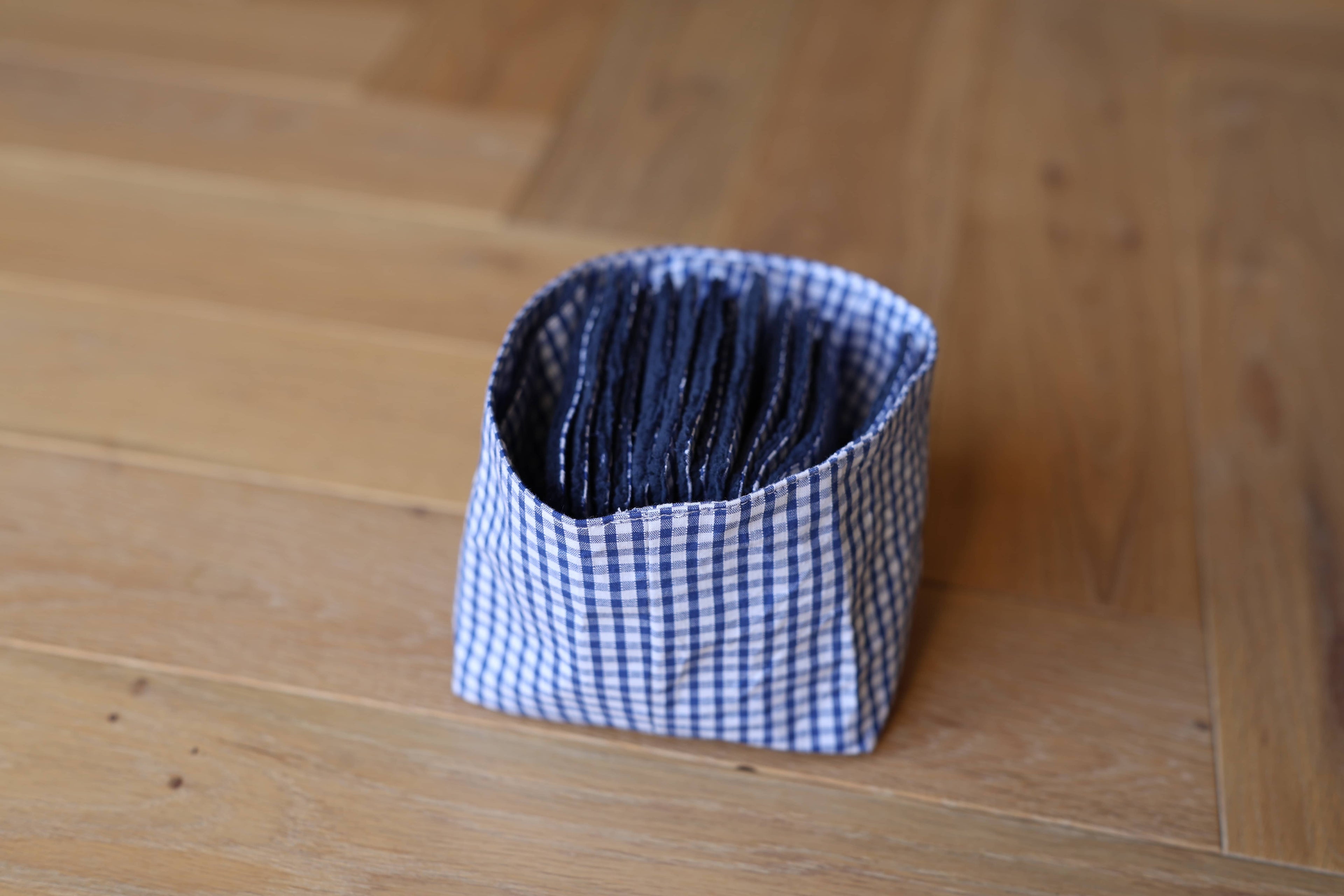Ensemble Aurore avec 14 lingettes lavables et panier assorti en coton vichy bleu, de coté