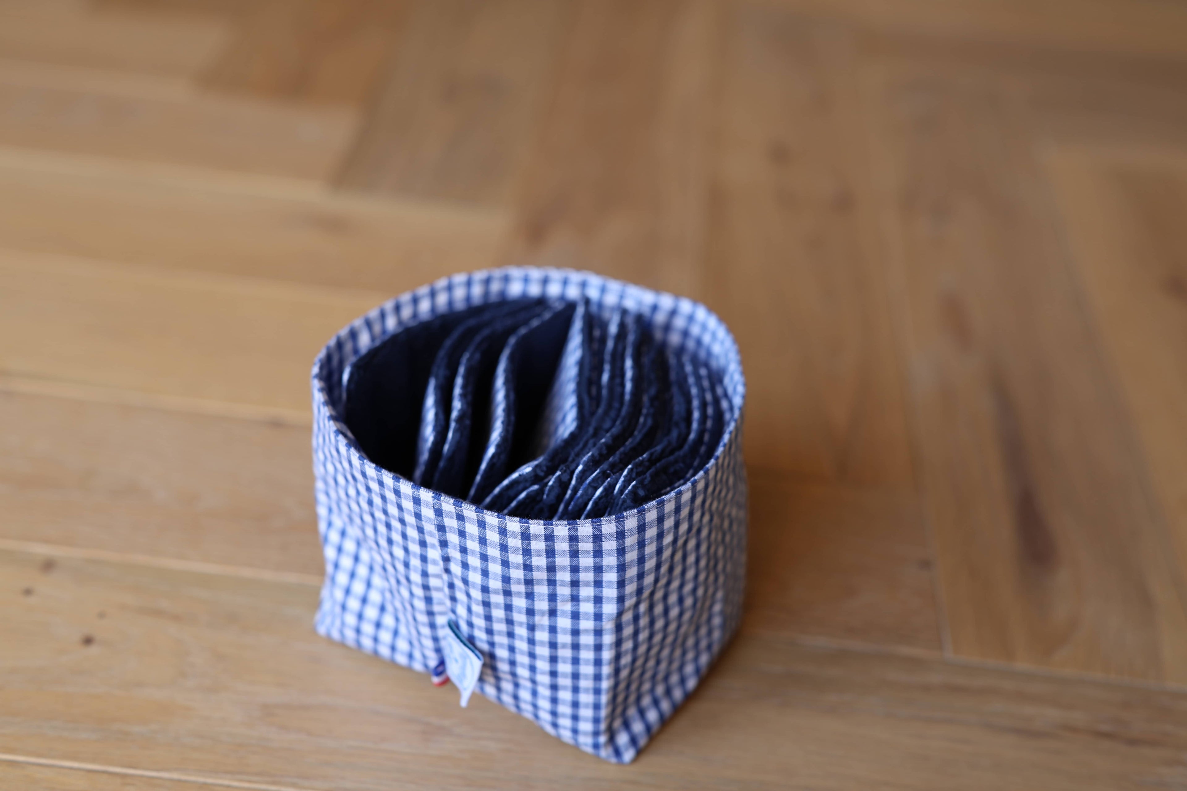 Ensemble Aurore avec 14 lingettes lavables et panier assorti en coton vichy bleu, détail étiquette