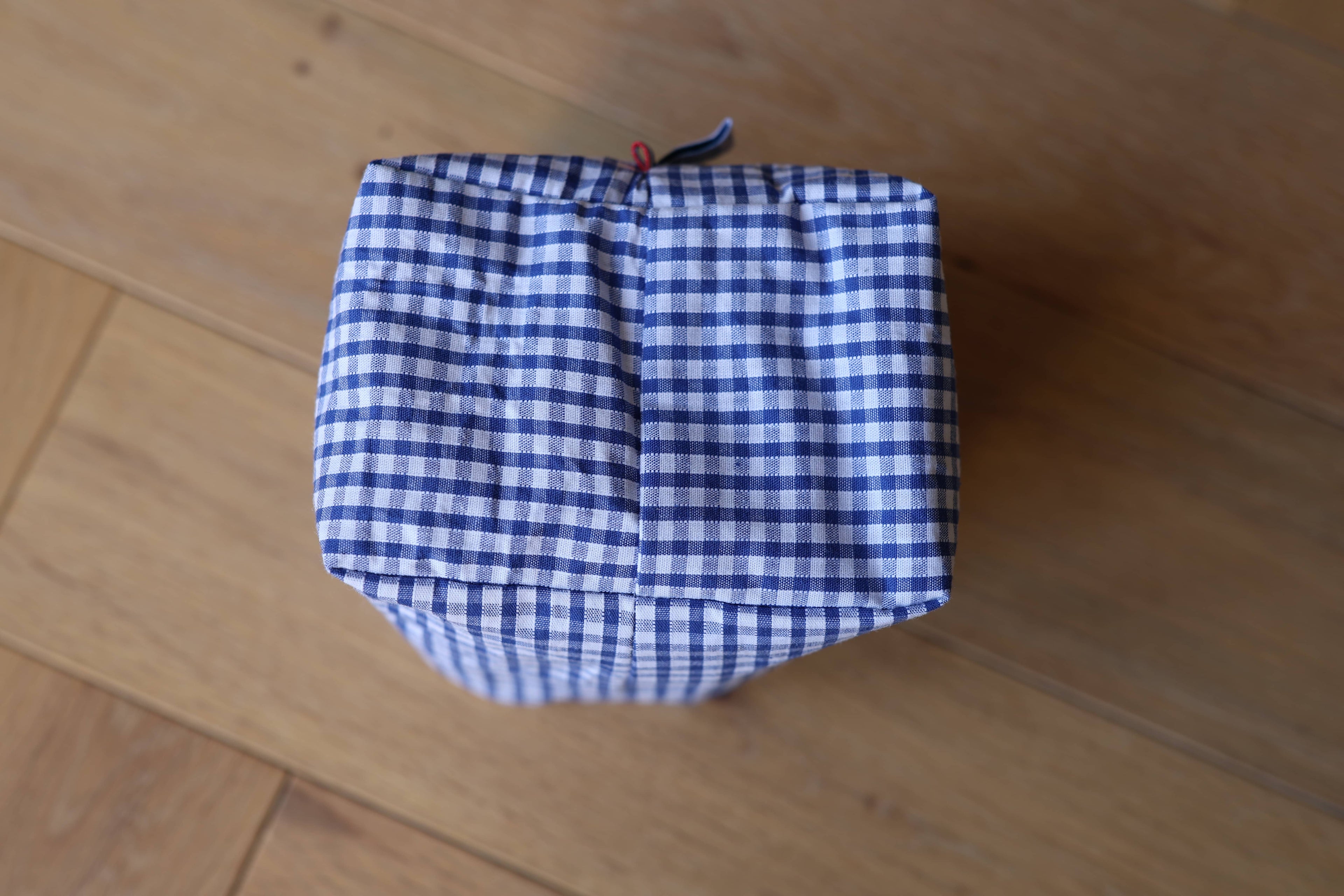 Ensemble Aurore avec 14 lingettes lavables et panier assorti en coton vichy bleu, dessous
