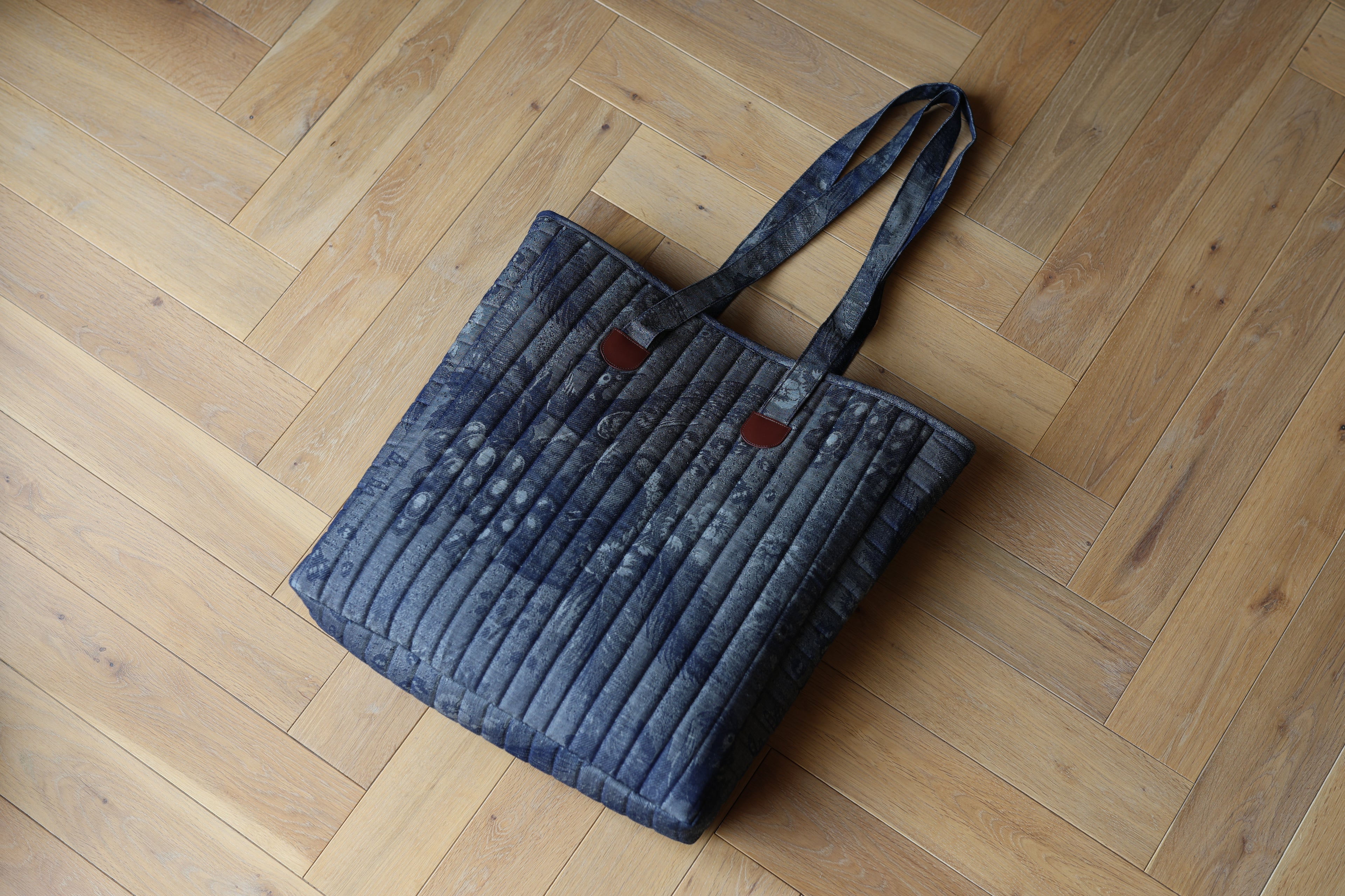 Sac cabas matelassé Le Titi Sac en denim imprimé et cuir, création artisanale française, vue de face