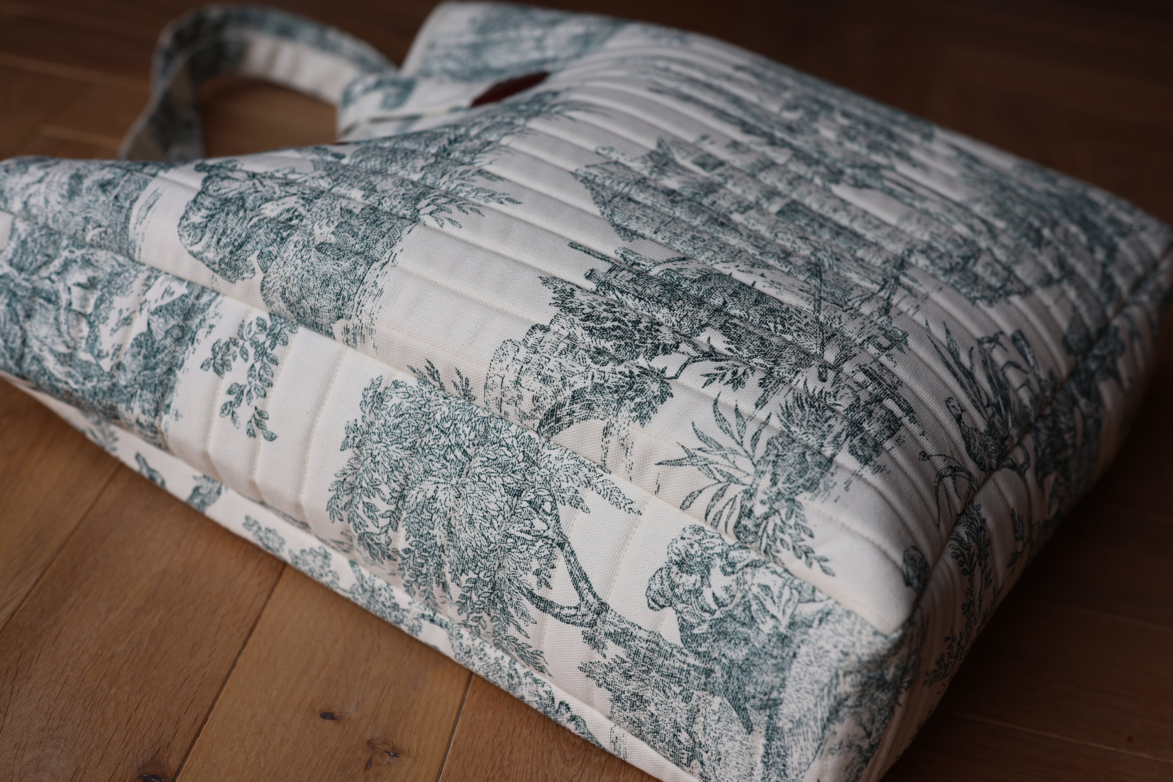 Sac cabas matelassé Le Titi Sac en toile de Jouy verte et cuir, détail motif