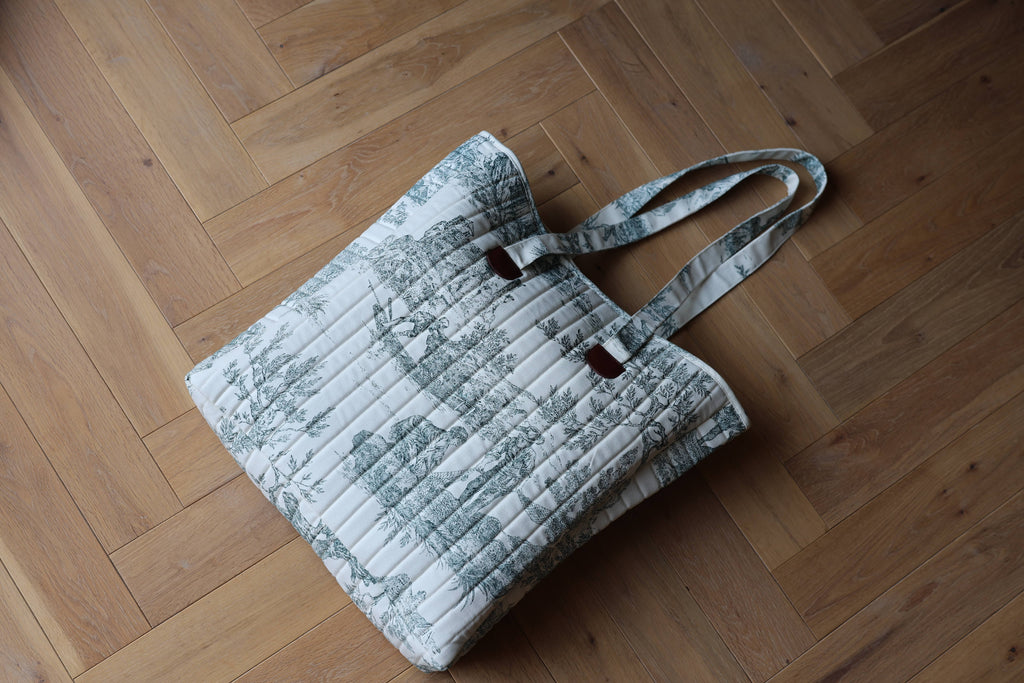 Sac cabas matelassé Le Titi Sac en toile de Jouy verte et cuir,  face