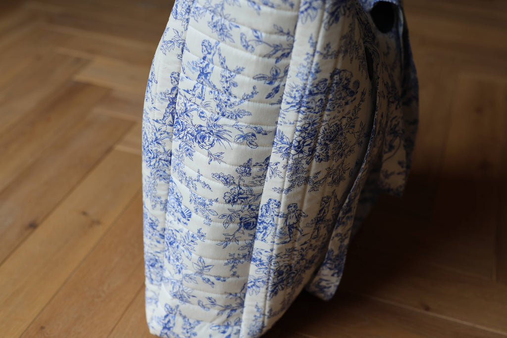 Sac cabas matelassé Le Titi Sac en toile de Jouy bleue et cuir, confection artisanale, soufflet