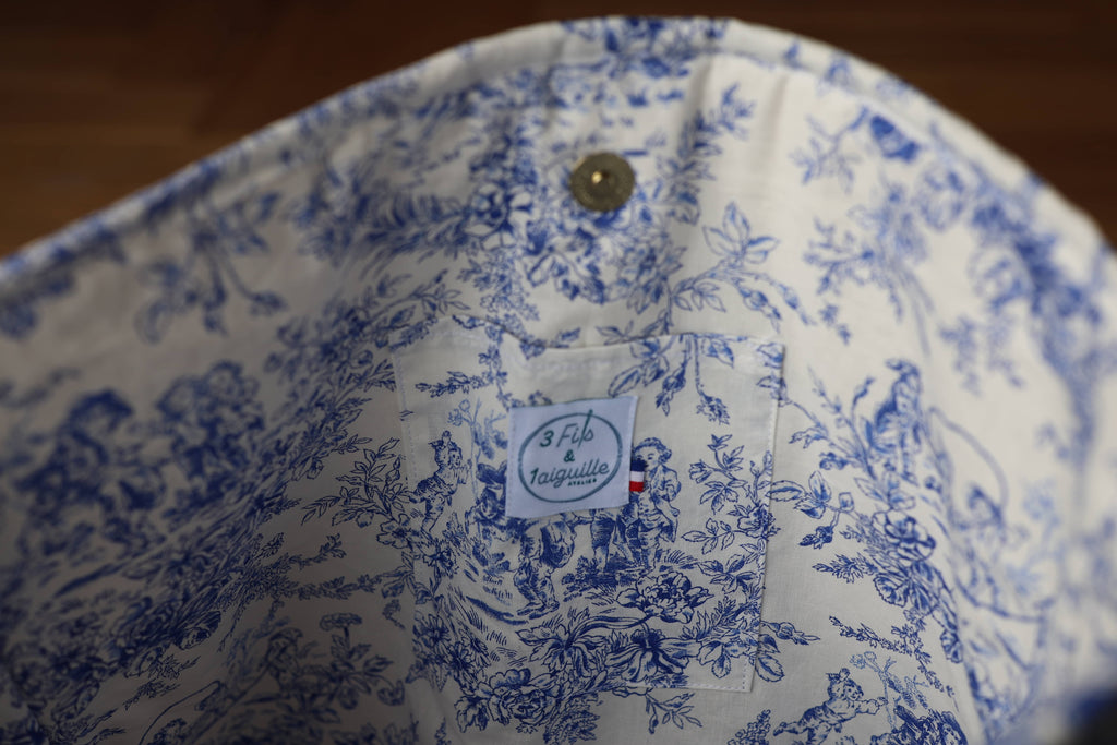 Sac cabas matelassé Le Titi Sac en toile de Jouy bleue et cuir, confection artisanale, détail étiquette