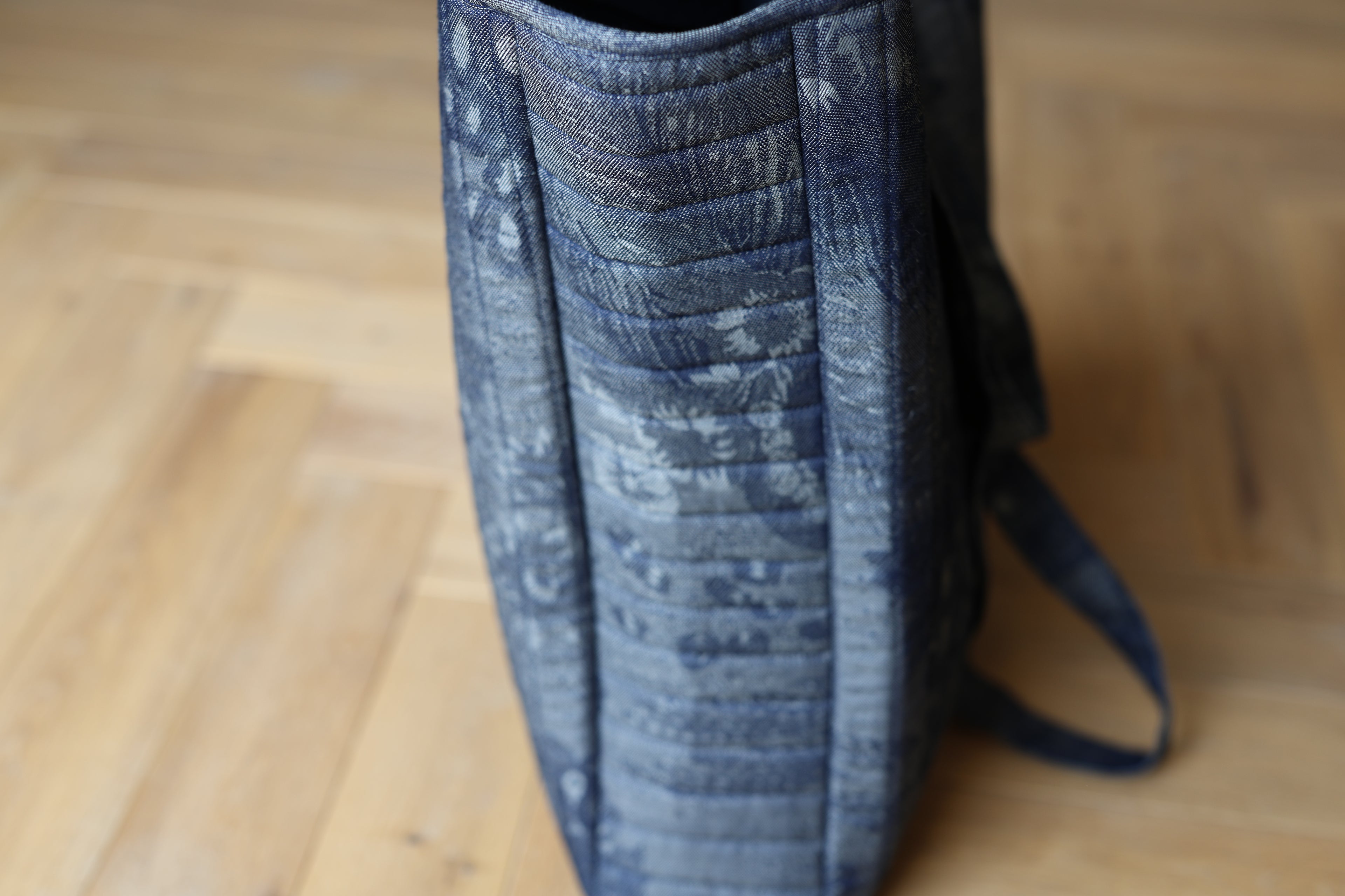 Sac cabas matelassé Le Titi Sac en denim imprimé et cuir, création artisanale française, soufflet