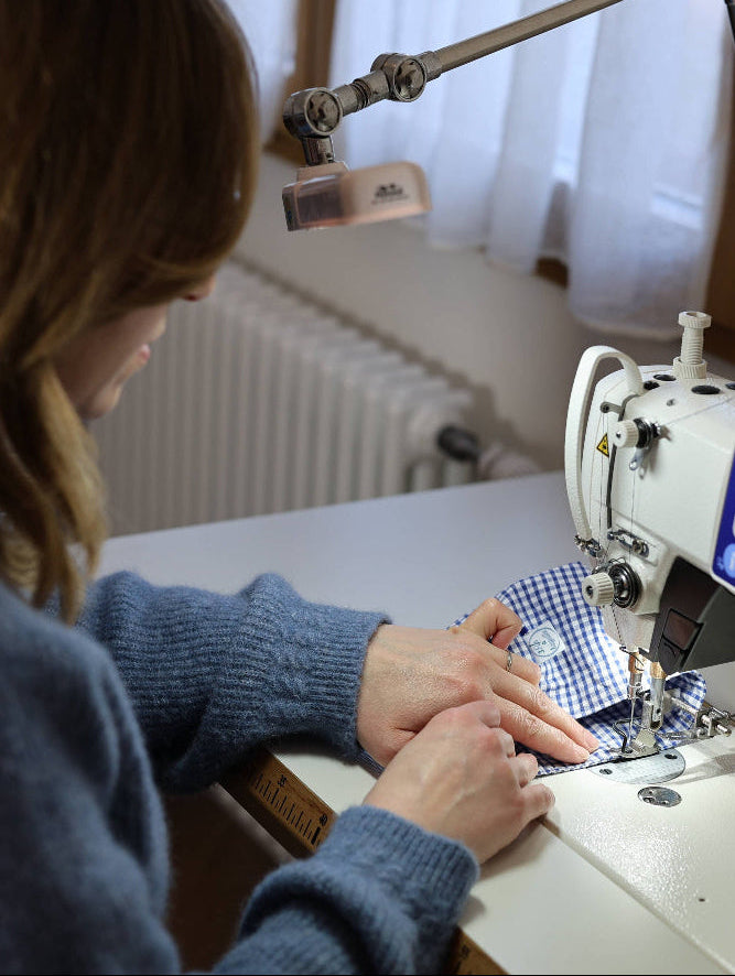 Créatrice textile en train de coudre à la machine piqueuse plate dans son atelier près de Chartres, travail artisanal sur pièce textile