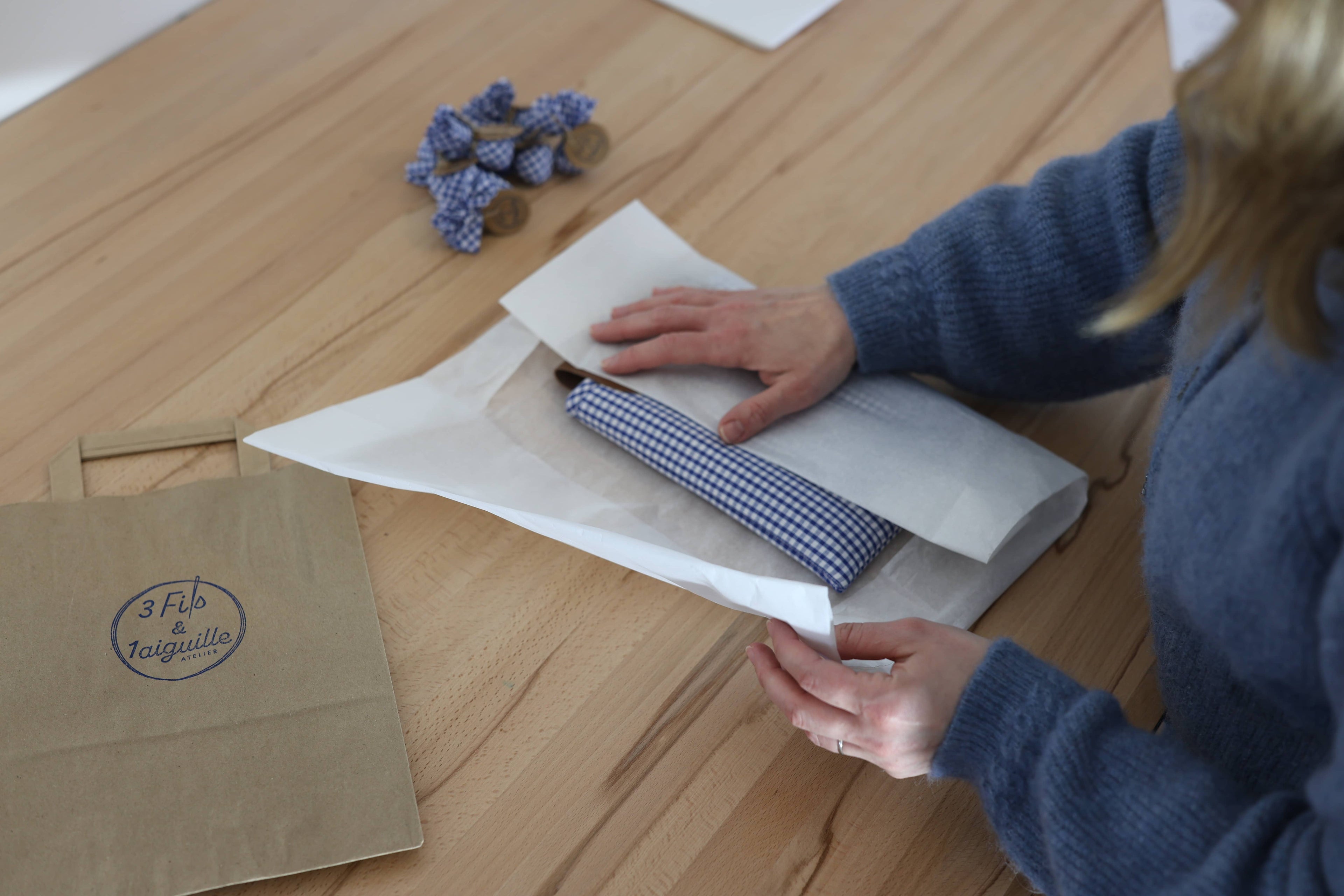 Préparation et emballage d’une commande dans l’atelier de couture artisanale 3 Fils et 1 Aiguille